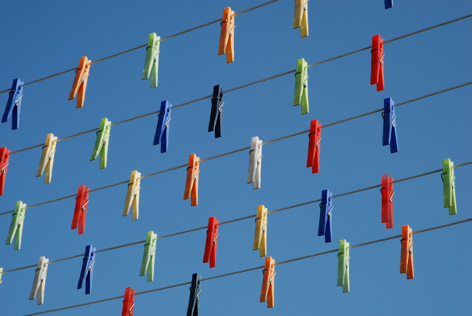 Clothes pins. Stendere. Clothes on a wire. Clothe 1. Stesi.